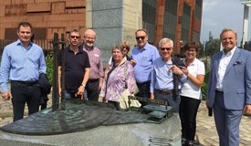 RC OS-Süd Delegation vor dem Solidarnosc Museum und der gestifteten Blindenplast